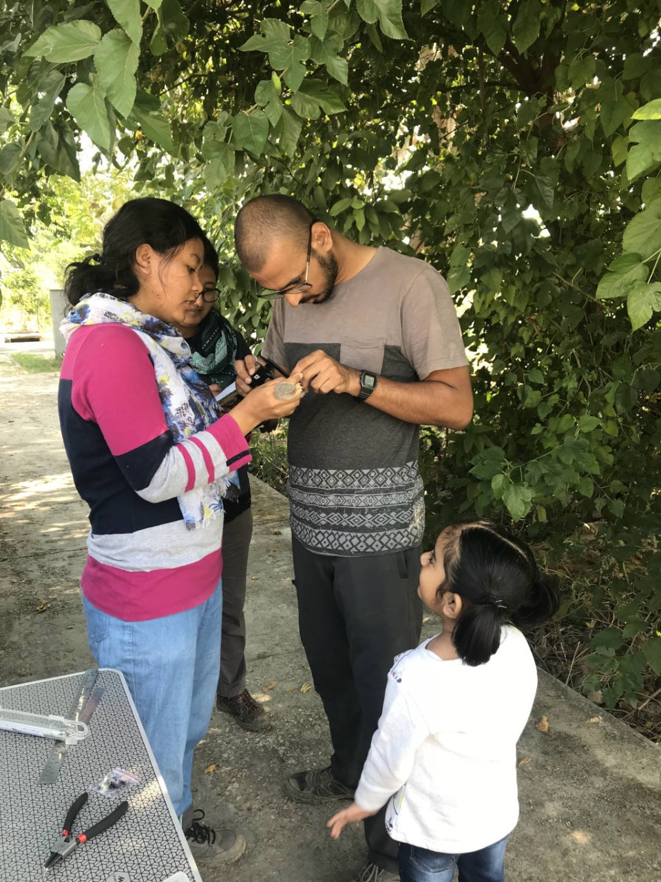 Soniya and Nakul make measurements as Anushka looks on